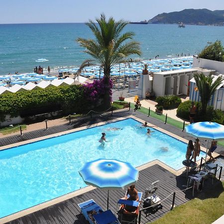 Hotel Miramare Савона Екстериор снимка